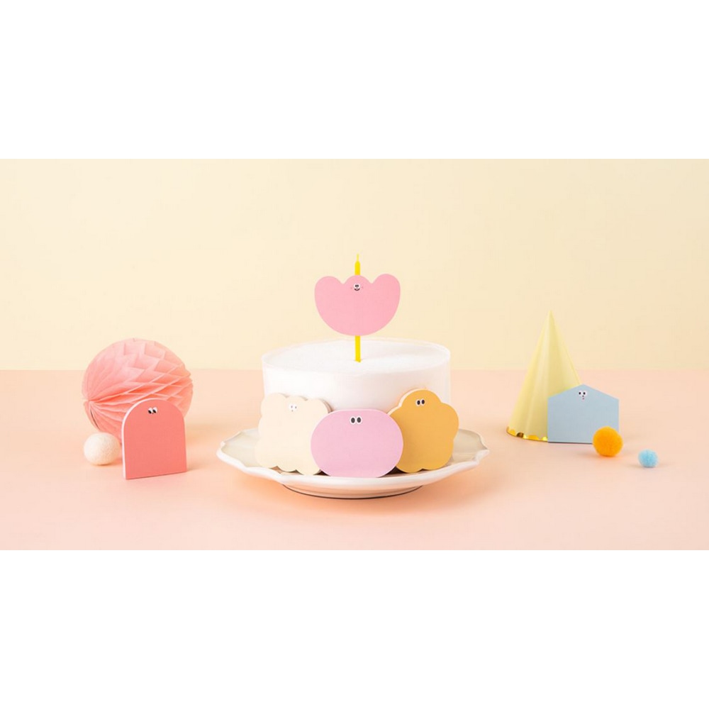 SomSom Memo Haftnotizen Kollektion in verschiedenen Formen und mit Augen, dekorieren eine weisse Torte.